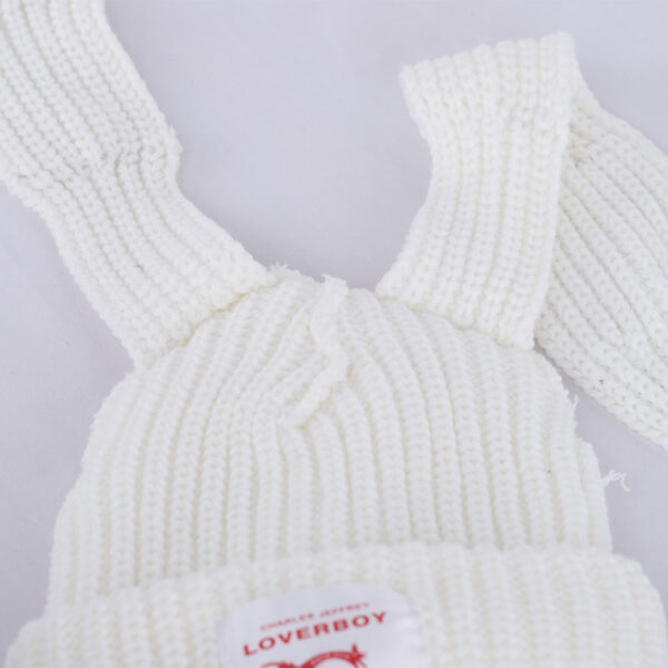 Zoom qualité laine du bonnet blanc avec oreilles de lapin