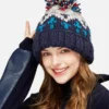 Une femme porte un bonnet avec pompon chaud