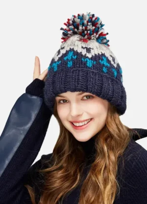 Une femme porte un bonnet avec pompon chaud