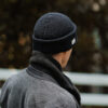 Un homme de dos porte un bonnet chaud noir