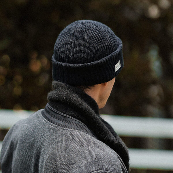 Un homme de dos porte un bonnet chaud noir
