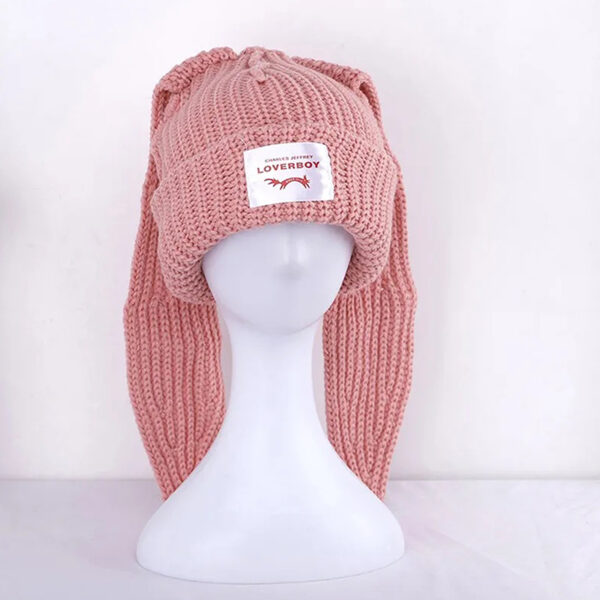 Bonnet lapin rose sur une tête de mannequin en plastique