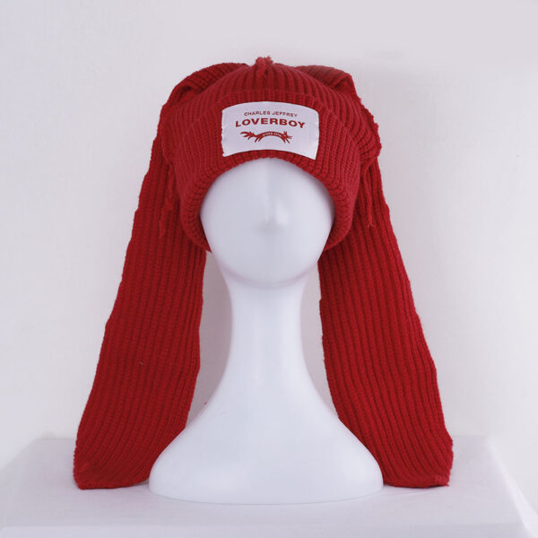 Bonnet lapin rouge sur une tête de mannequin en plastique