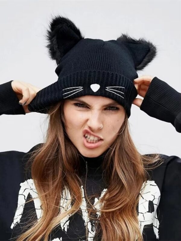 Une fille stylée porte un bonnet avec des oreilles sur fond gris