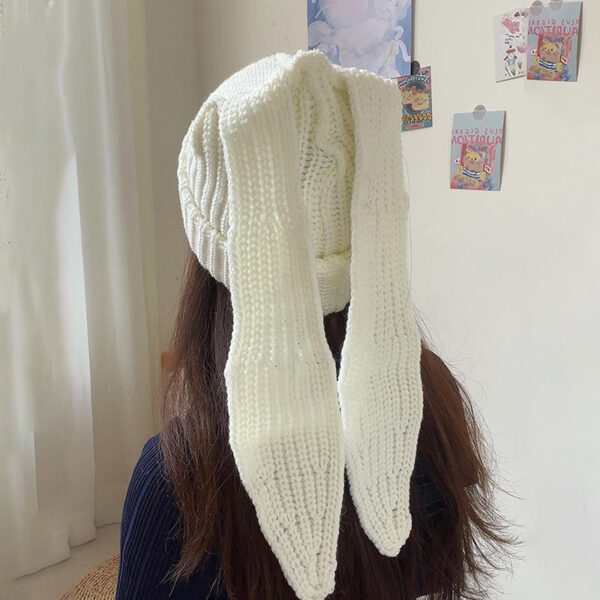 Fille de dos avec bonnet à grandes oreilles