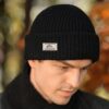 Un modèle de profil porte un beau bonnet cagoule 2 en 1