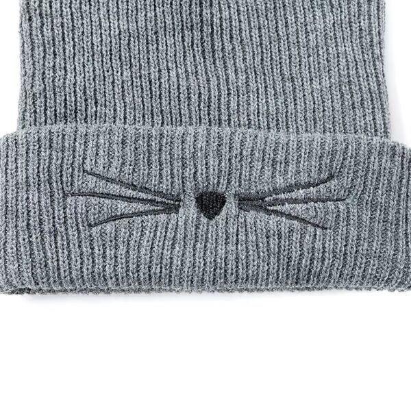 Zoom sur le motif de chat du bonnet à oreilles