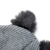 Zoom sur les oreilles du bonnet en laine