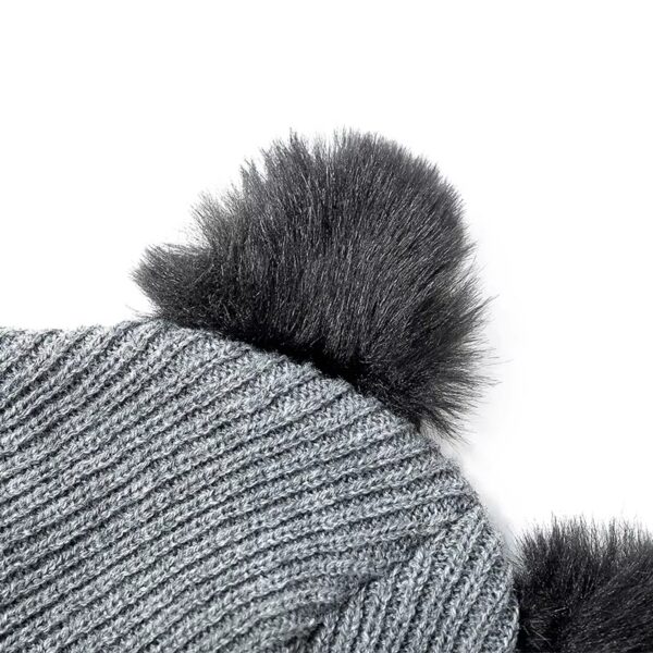 Zoom sur les oreilles du bonnet en laine