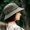Une femme de profil porte un chapeau bob