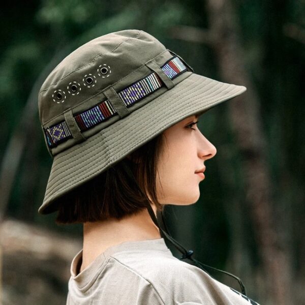 Une femme de profil porte un chapeau bob