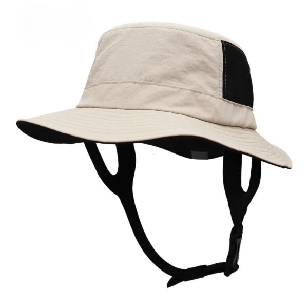 Un bob chapeau beige clair pour le sport est présenté sur un fond blanc