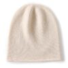 Un bonnet en cachemire de couleur beige est présenté à plat sur un fond blanc