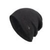 Un bonnet homme doublé polaire noir est présenté sur fond blanc