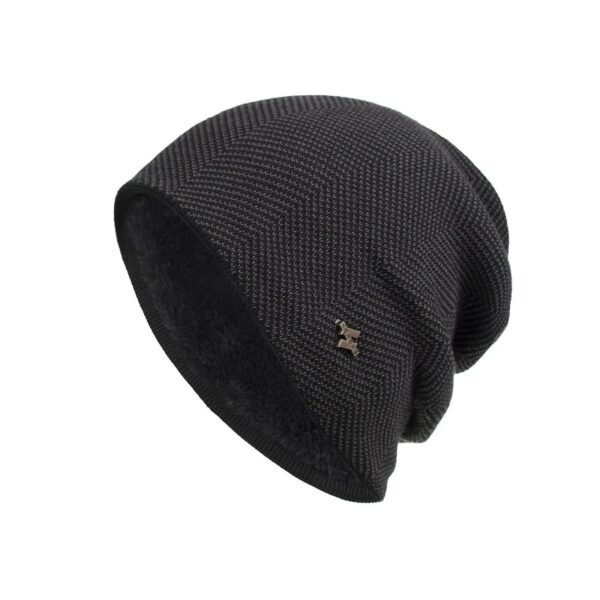 Un bonnet homme doublé polaire noir est présenté sur fond blanc