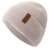 Un bonnet en laine pour homme de couleur beige est présenté sur fond blanc