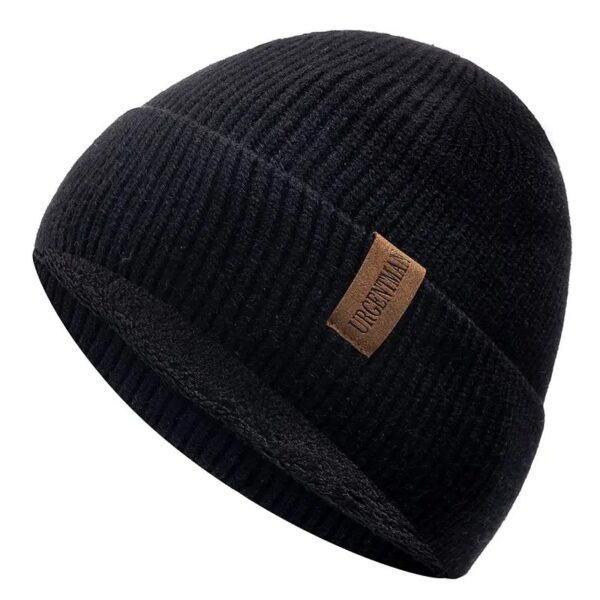 Un bonnet en laine pour homme de couleur noir est présenté sur fond blanc