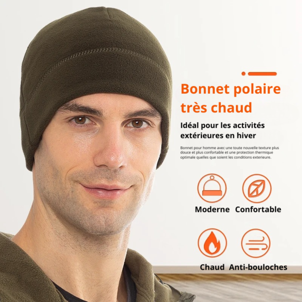 Un modèle porte un bonnet en polaire sur un décor clair