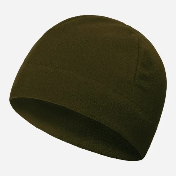 Un joli bonnet couleur vert armée en polaire est sur fond blanc