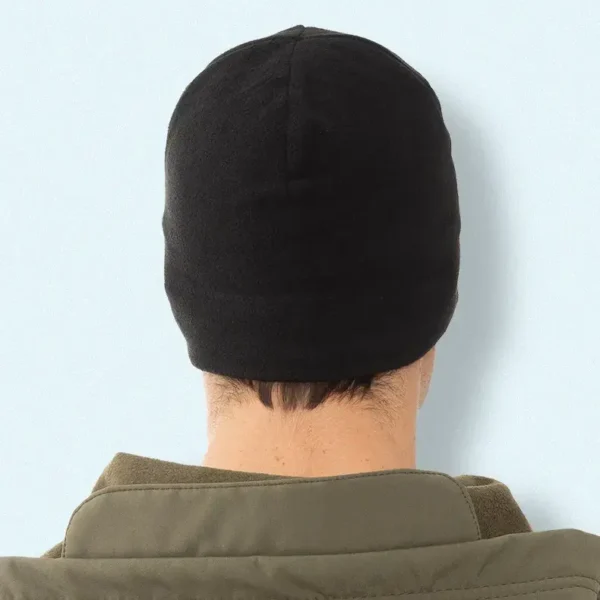 Un homme porte un bonnet noir de dos