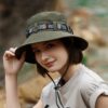 Une femme de semi-profil porte un chapeau bob