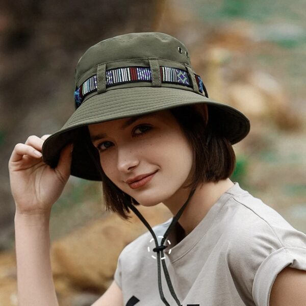 Une femme de semi-profil porte un chapeau bob