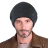 Un modèle porte un bonnet doublé en polaire sur fond blanc
