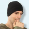 Un homme porte un bonnet noir de profil