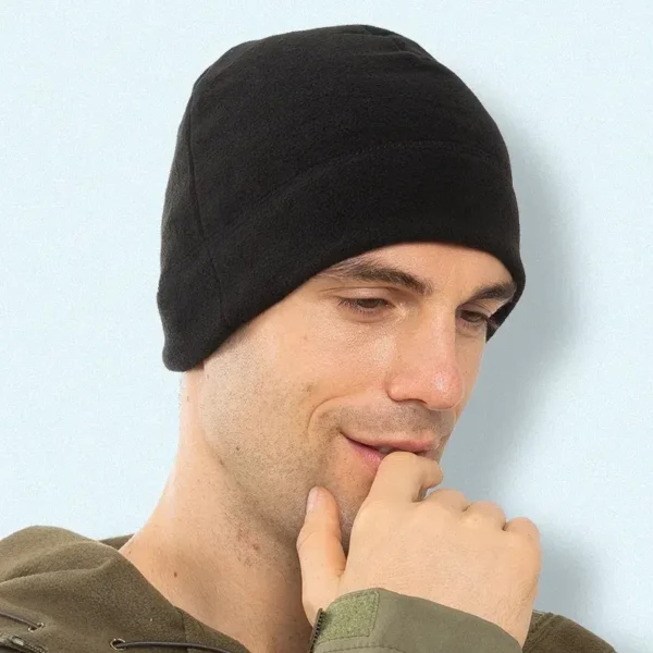 Un homme porte un bonnet noir de profil