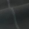 Zoom sur la matière polaire de qualité et les coutures d'un bonnet noir