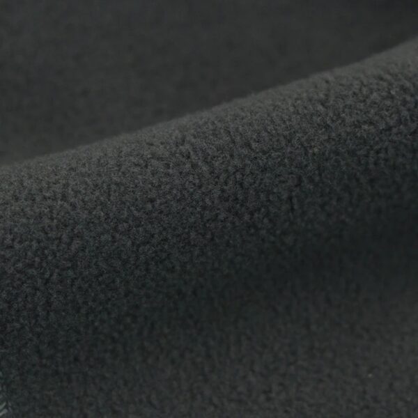 Zoom sur la matière polaire de qualité d'un bonnet noir