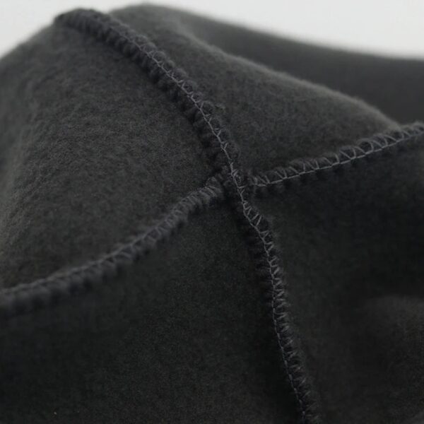 Zoom sur la matière polaire de qualité d'un bonnet noir