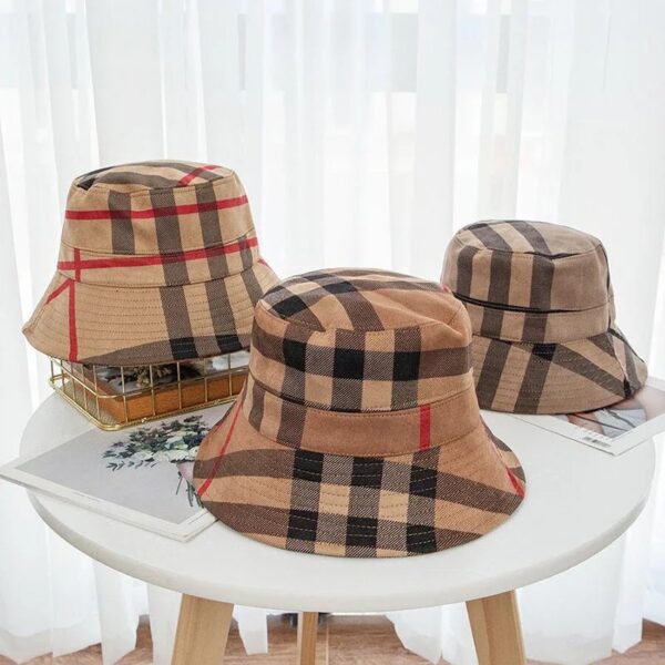 Trois chapeaux bob sont présentés sur une table claire