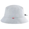 Un bob chapeau blanc idéal pour le golf est présenté sur un fond blanc