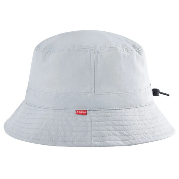 Un bob chapeau blanc idéal pour le golf est présenté sur un fond blanc