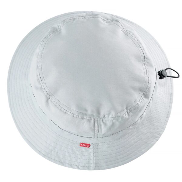 Un bob chapeau blanc est montré du dessus sur fond blanc