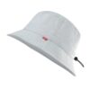 Le bob de golf de couleur blanche léger en version été est présenté sur un fond blanc