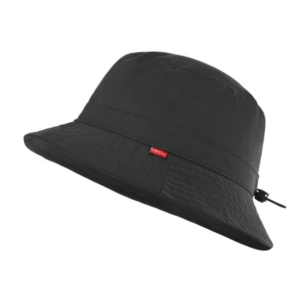 Le bob golf de couleur noire léger en version été est présenté sur un fond blanc