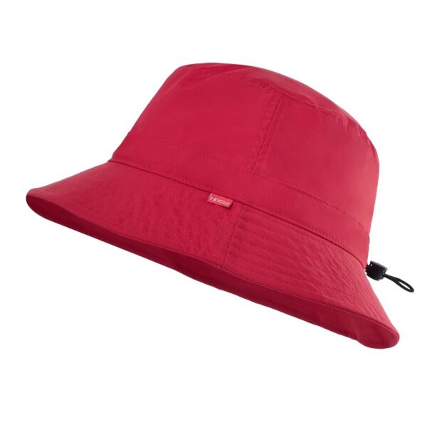 Le bob de golf de couleur rouge léger en version été est présenté sur un fond blanc