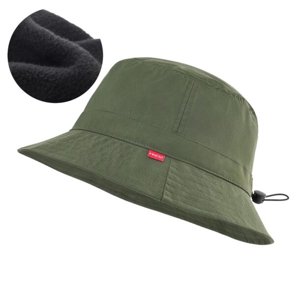 Le bob chapeau de golf de couleur verte en version hiver avec revêtement intérieur polaire est présenté sur un fond blanc