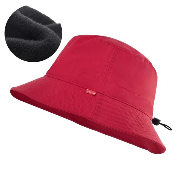 Le bob chapeau de golf de couleur rouge en version hiver avec revêtement intérieur polaire est présenté sur un fond blanc