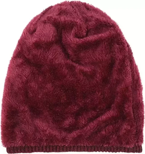 Un bonnet rouge vin est retourné sur lui-même et montre sa doublure chaude