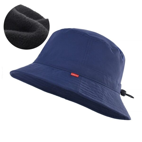 Le bob chapeau de golf de couleur bleue marine en version hiver avec revêtement intérieur polaire est présenté sur un fond blanc