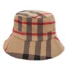 Un bob chapeau anglais de couleur beige est présenté sur un fond blanc