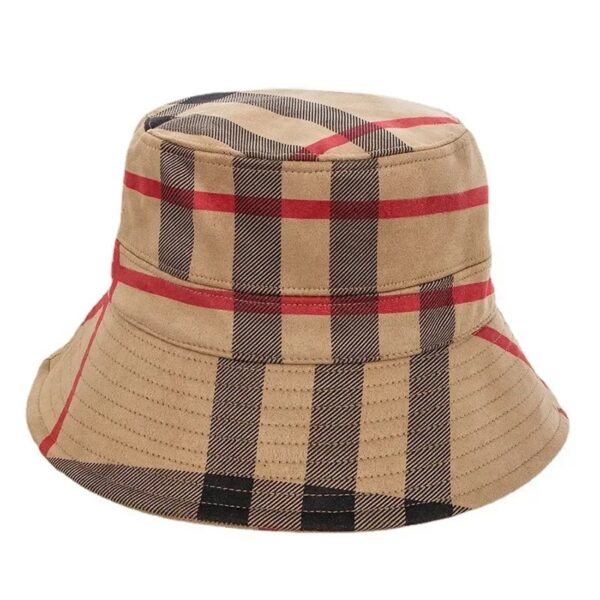 Un bob chapeau anglais de couleur beige est présenté sur un fond blanc
