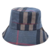 Un bob chapeau anglais de couleur bleu est présenté sur un fond blanc