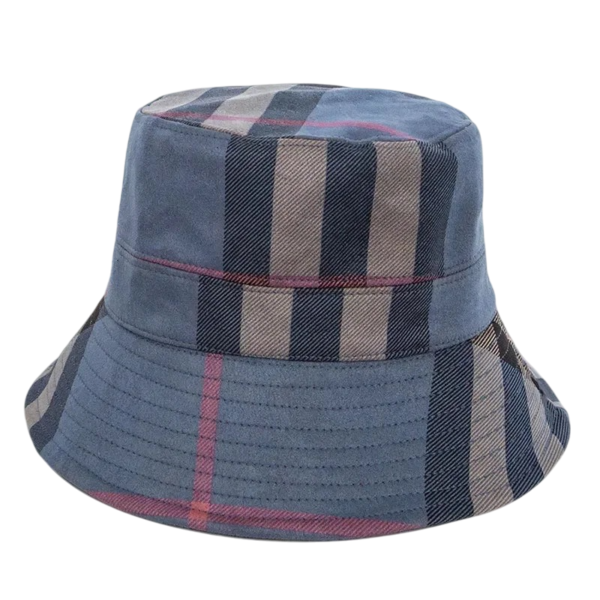 Un bob chapeau anglais de couleur bleu est présenté sur un fond blanc
