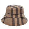 Un bob chapeau anglais de couleur grise est présenté sur un fond blanc