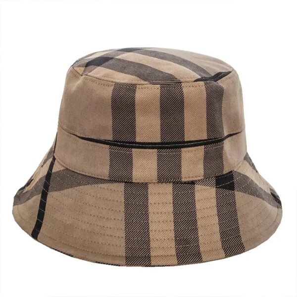 Un bob chapeau anglais de couleur grise est présenté sur un fond blanc