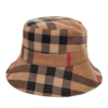 Un bob chapeau anglais de couleur marron est présenté sur un fond blanc